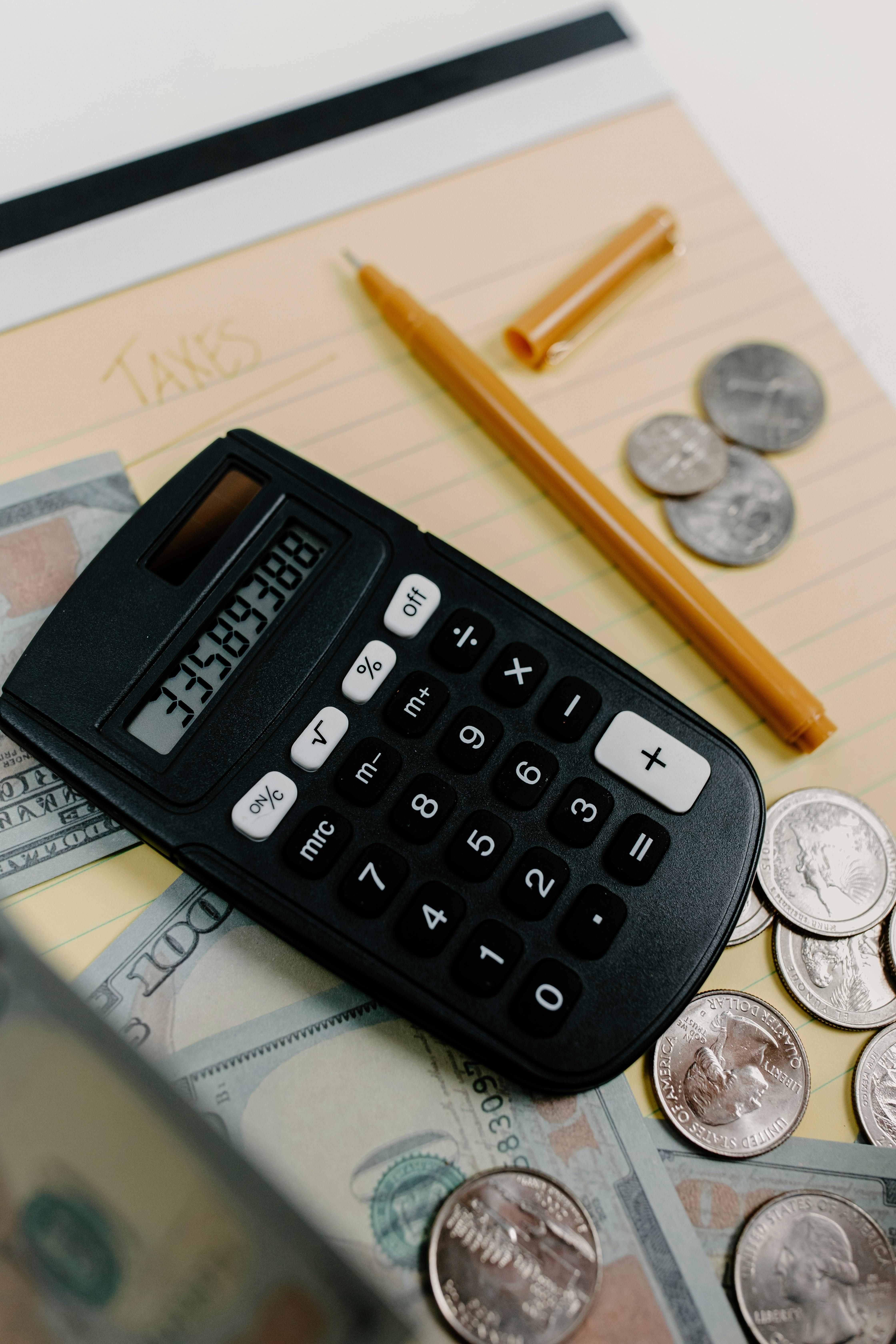 Calculadora y billetes para una guía sobre cómo elegir cuenta sin comisiones