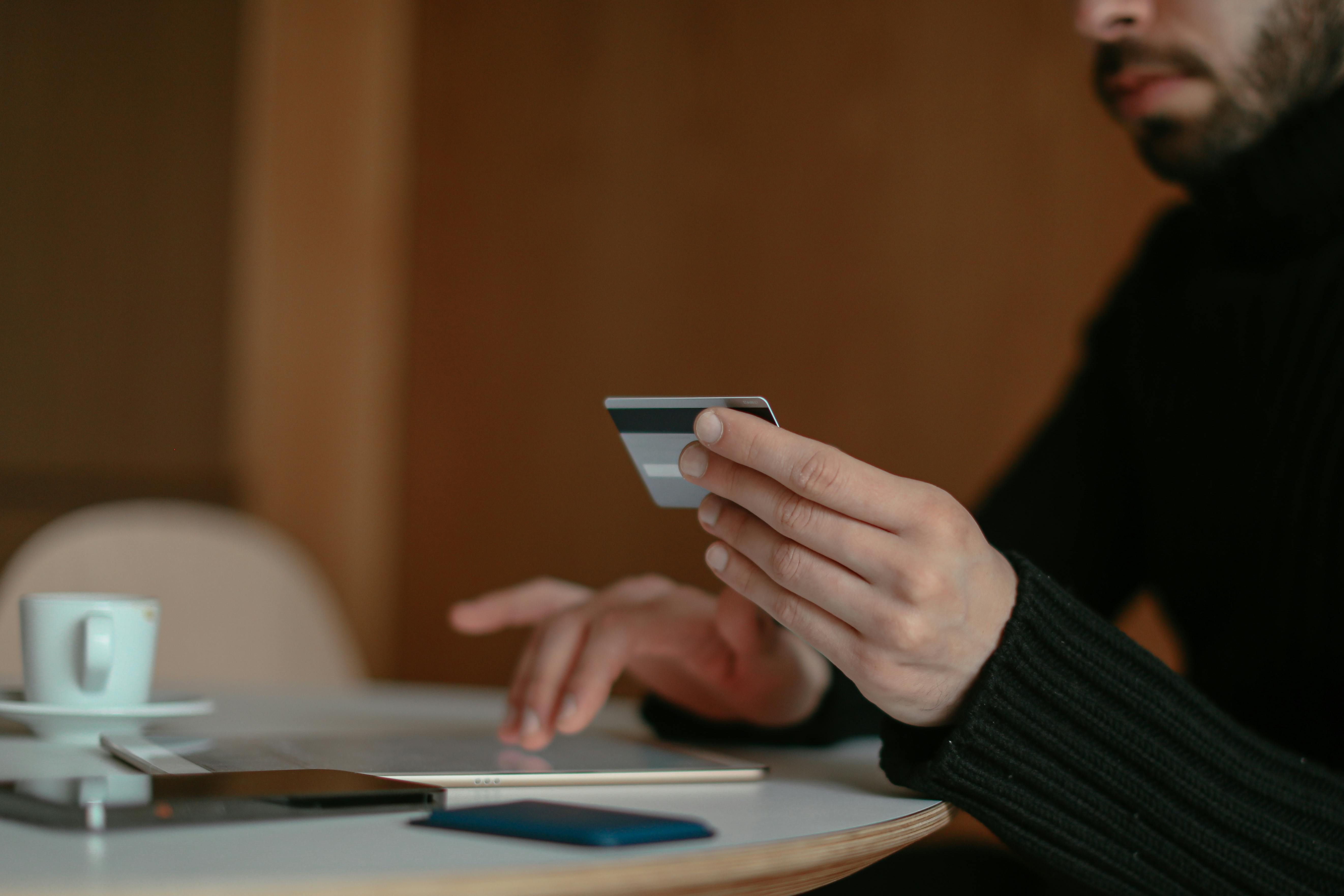 Uso de tarjeta bancaria en portátil para ilustrar errores al abrir una cuenta online